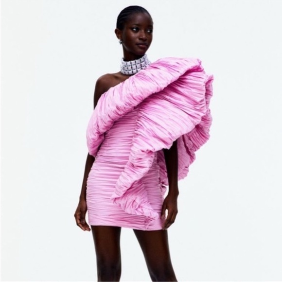 H&M Dresses & Skirts - H& M HARD TO FIND PINK RUFFLE DRESS